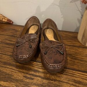 Brown Faux Leather Loafers with Bow Detail and Embossed Floral Detail Size 7